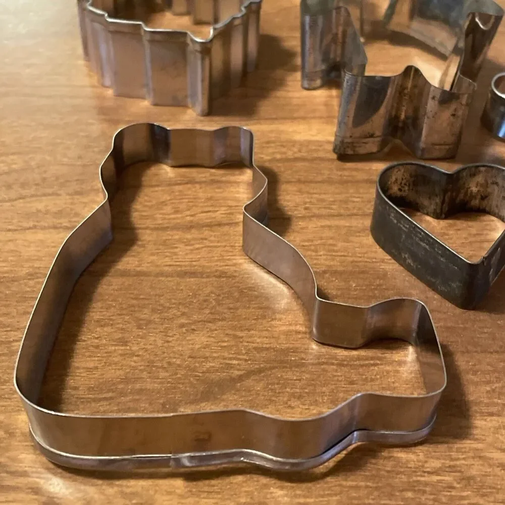 Vtg Lot Of 5 Assorted Metal Cookie Cutters Leaf, Heart, Chef And 2 Bears *RUSTIC